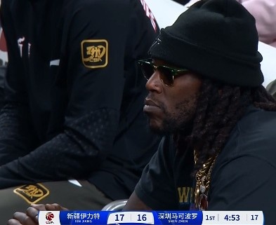 哦呦？你來了！新疆新外援哈雷爾場邊觀戰(zhàn)新疆主場vs深圳的比賽