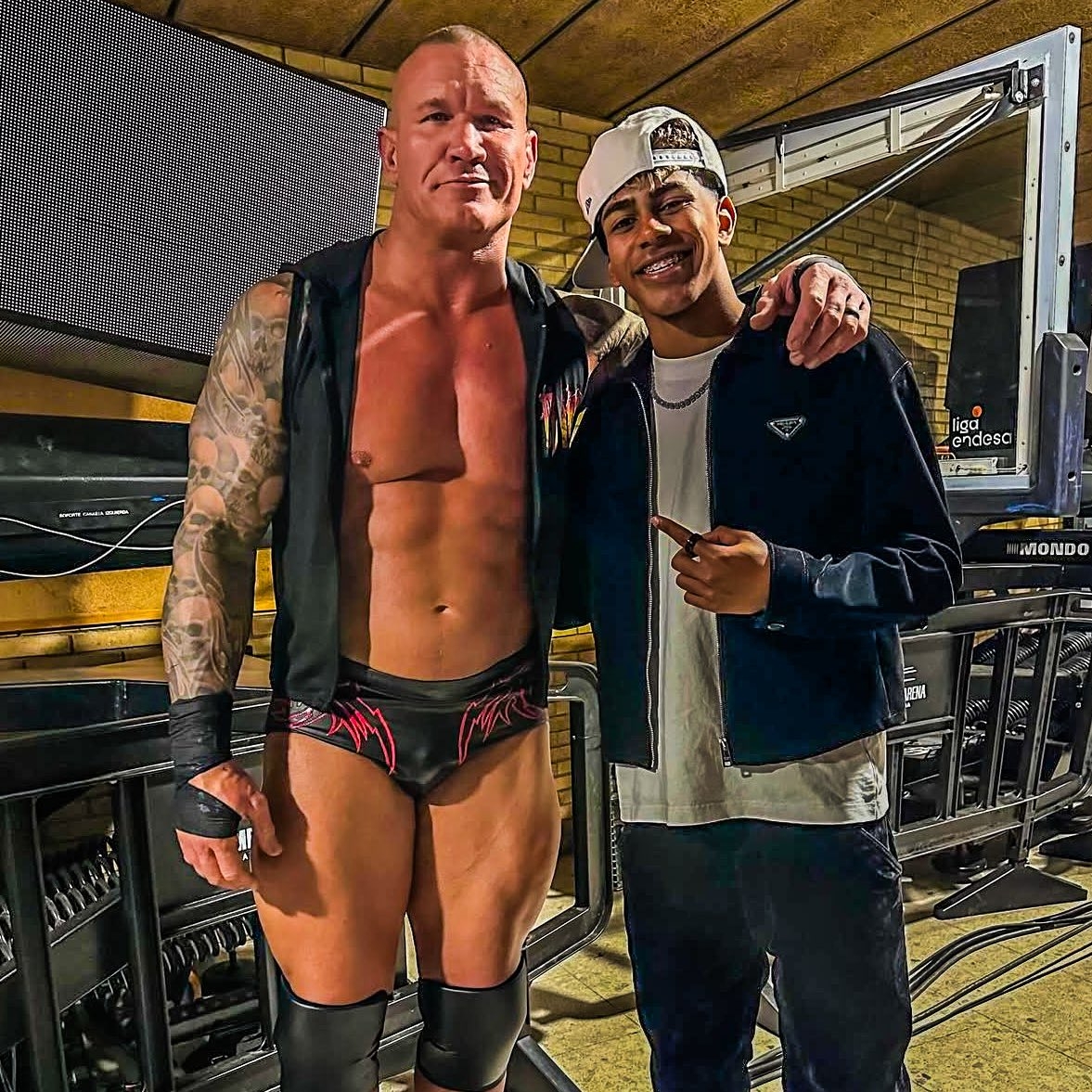 小心RKO！亞馬爾現(xiàn)場觀戰(zhàn)WWE，和奧爾頓、Triple H等合影