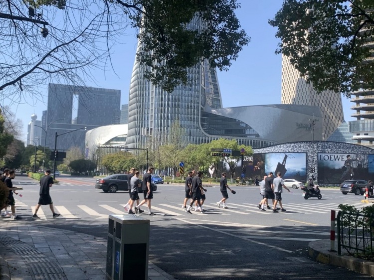 心態(tài)放松，有網(wǎng)友拍到澳大利亞隊(duì)早上在萬象城citywalk
