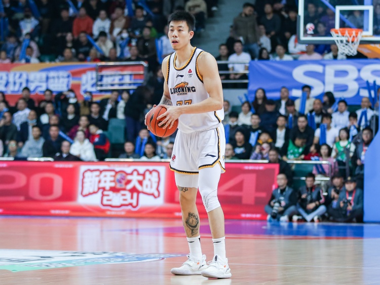 攻防俱佳！張鎮(zhèn)麟15中8拿到19分7板6助5斷2帽